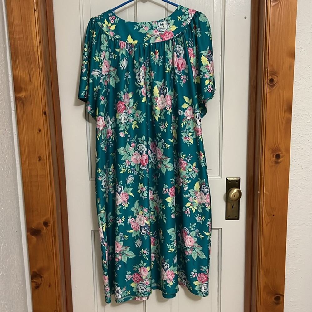 Vintage nightgown Size 1X-2X - Picture 2 of 14